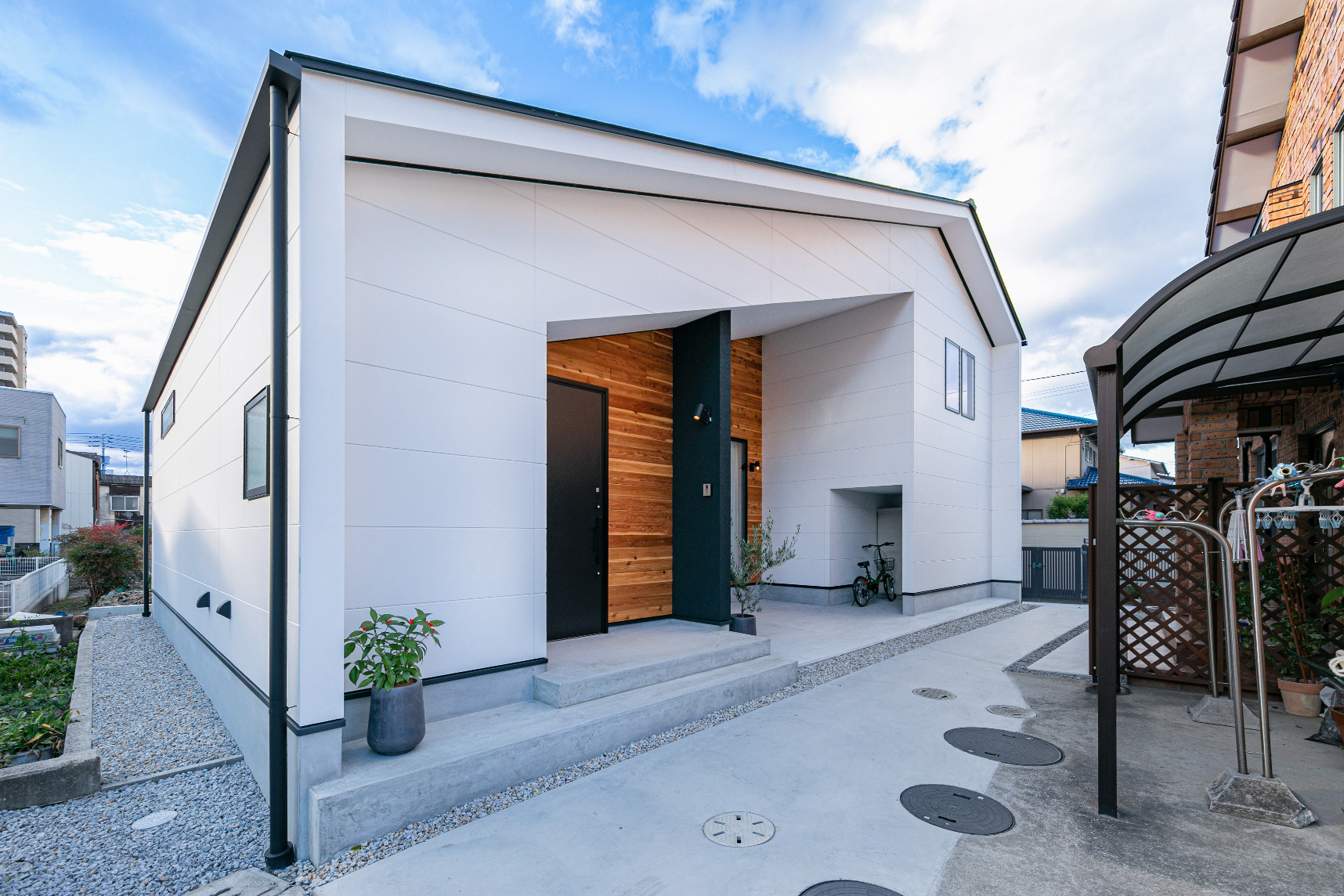 母屋に向き合うスキップフロアの平屋住宅